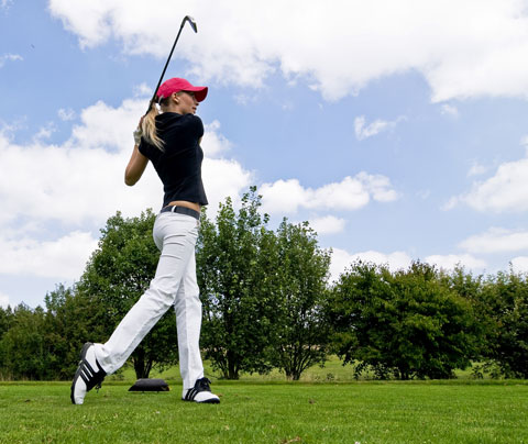 Golfeuse Professionnelle En Vêtements De Sport Jouant Au Golf Lors D'un  Tournoi De Golf Sur Un Parcours De Golf